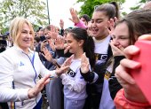 Nadia Comaneci fue recibida por decenas de gimnastas de la localidad donde nació.