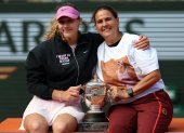 Mirra Andreeva (i) y su entrenadora Conchita Martinez tras recibir el trofeo.