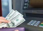 La víctima sufrió el asalto de sacapintas al salir de la entidad bancaria.