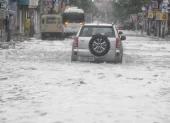 El río Milagro y esteros como Las Damas presentan acumulación de basura y maleza, lo que incrementa el riesgo de desbordamientos.