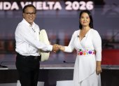 Fotografía del 31 de mayo de 2026 de la candidata a la Presidencia de Perú por el partido Fuerza Popular, Keiko Fujimori (d) y el candidato por el partido Juntos por el Perú, Roberto Sánchez. EFE/ Paolo Aguilar