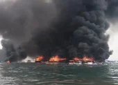 El espeso humo se esparció por todo el mar de Manta.