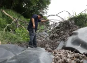 Bosques de la Costa. En la ciudadela de vía a la costa temen que los deslaves continúen y terminen afectando a las viviendas.