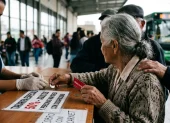 Imagen simbólica de una adulta mayor comprando boletos con el descuento.