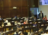 La concentración de poder legislativo sin contrapesos genera críticas sobre el debilitamiento del debate democrático.