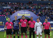 Muchos futbolistas enfrentan precariedad pese al crecimiento económico del fútbol como industria global.
