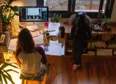 Referencial. En la imagen de archivo, una mujer realiza teletrabajo en su casa mientras su hija juega a su lado.