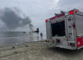 Bomberos trabajan para controlar los focos reactivados del incendio en el puerto de Manta, una de las emergencias más graves para el sector pesquero.
