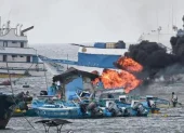 Lancheros arriesgaron sus vidas para rescatar a tres trabajadores atrapados durante el incendio en el puerto de Manta.