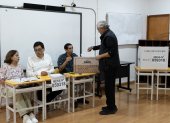 Una persona vota este domingo, durante la segunda vuelta de las elecciones presidenciales, en Lima (Perú).