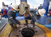 Trabajadores hacen labores en un pozo de petróleo en Ecuador.