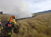 Bomberos de Quito controlaron el incendio forestal registrado este domingo en el sector de Yurac, en la parroquia de Píntag.