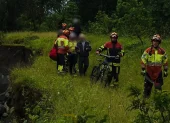 Bomberos rescataron a tres ciclistas extraviados en la ruta Lloa–Mindo con apoyo de drones en zona de difícil acceso.
