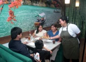 Una familia se sirve una comida en el restaurante Natsumi, en Guayaquil.