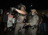 Oficiales  del Servicio de Inmigración y Control de Aduanas (ICE) despejando protestas en Newark.