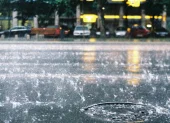 Referencial. La lluvia intensa anega calles y mantiene bajo vigilancia a 17 provincias del país, según el Inamhi.