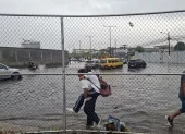 Peatones y conductores se movilizaron en la zona inundada en la parroquia La Aurora.