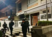 Agentes de la Policía realizan un operativo nocturno frente a un establecimiento cerrado en Quito, en el marco del Caso Blindado.