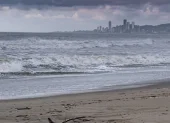 La intensidad de las olas en General Villamil Playas obligó a suspender temporalmente las actividades turísticas por precaución.