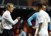 El seleccionador de Italia, Roberto Mancini, junto a Giovanni Di Lorenzo durante el partido de semifinales de la UEFA Nations League entre España e Italia en el Estadio De Grolsch Veste.