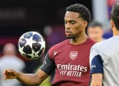 El jugador del Arsenal, Jurriën Timber, participa en una sesión de entrenamiento en el Puskás Aréna de Budapest.