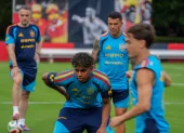 Lamine Yamal (c) se recupera de una lesión y es duda para el debut mundialista de España ante Cabo Verde.
