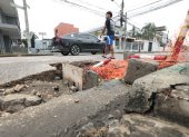 Crítica. Diferentes vecinos denunciaron que materiales de trabajos taponaron sumideros.