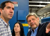 Viaje. En mayo de 2024, el ministro Roberto Luque viajó por invitación de Karla Saud a las instalaciones de Progen y se reunió con  el CEO de Progen, John Manning.