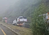 Una camioneta quedó volcada tras un choque múltiple en la avenida Simón Bolívar, a la altura de Guápulo.