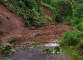 El aluvión registrado en Pucayacu, cantón La Maná, dejó una persona fallecida y afectó la infraestructura vial de la zona.