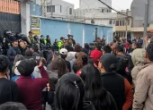 Decenas de padres y representantes se congregaron desde ayer en los exteriores de la institución educativa tras conocerse la denuncia que involucra presuntamente a un practicante del establecimiento.