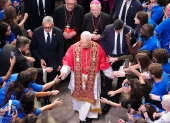Miles de fieles se han congregado este martes por la mañana en los alrededores de la Catedral de Barcelona para recibir al papa León XIV en su primera visita.