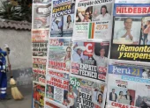 Fotografía que muestra portadas de distintos diarios en Lima (Perú).