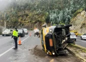 Bomberos de Quito atendió un siniestro de tránsito en la Av. Simón Bolívar, en el sector de Guápulo, en donde una furgoneta se volcó.