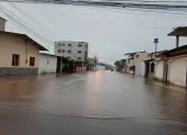 Calles urbanas de El Oro permanecen inundadas tras las intensas lluvias y el desbordamiento de ríos que obligaron a suspender clases y cerrar vías en tres cantones.”