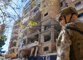 Un soldado del ejército se encuentra en el lugar de un ataque aéreo israelí contra un apartamento en los suburbios del sur de Beirut, Líbano, 07 de junio de 2026.