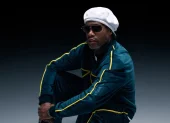 Ronaldinho, leyenda del fútbol brasileño, ha decido incursionar por la música.