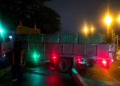 Un camión que transportaba camarón perdió pista y terminó atravesado sobre un retorno en el km 12,5 de la vía a la costa durante la madrugada de este martes.