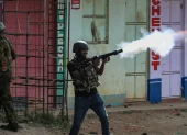 Agentes de la policía keniana lanzan botes de gas lacrimógeno contra manifestantes durante una protesta contra un centro de tratamiento del ébola en Nanyuki, Kenia, el 9 de junio de 2026.