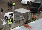 Uniformados del Cuerpo de Bomberos de Quito y Policía Nacional cercaron el lugar en donde hallaron a una persona sin vida, en La Vicentina.