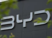 El logotipo de BYD se muestra en un concesionario de BYD en Pekín, China, el 9 de junio de 2026.
