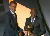 Imagen del árbitro somalí Omar Abdulkadir Artan cuando recogió el premio al árbitro masculino del año 2025 por la Confederación Africana de Fútbol.