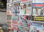 Fotografía que muestra portadas de distintos diarios en Lima (Perú).