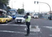 Agentes de tránsito ejecutan controles del Pico y Placa para verificar el cumplimiento de la restricción vehicular.