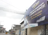 El presidente Daniel Noboa durante la presentación del proyecto del Quinto Puente. La obra enfrenta cuestionamientos judiciales relacionados con los procesos de expropiación de terrenos.