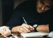 Jóvenes de entre 18 y 29 años pueden postular a las becas de educación superior del programa “Nuevo Ecuador 2026”.