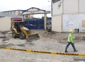 Las obras en la calle Quisquis incluyen la instalación de tuberías y la construcción de un muro y una escalinata en la zona intervenida.