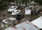 En esta zona de la quebrada de La Vicentina, en el centro norte de Quito, miembros de la Policía Nacional y del Cuerpo de Bomberos rescataron el cuerpo sin vida de la joven universitaria.