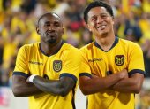John Yeboah y Anthony Valencia festejan un gol de la selección ecuatoriana.