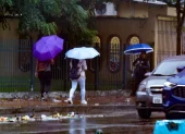 Los paraguas volvieron a utilizarse en Guayaquil y otras ciudades del país ante el retorno de las lluvias.